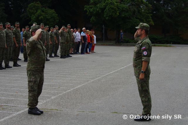 Slávnostný nástup práporu podpory velenia pri príležitosti 75. výročia SNP a 27. výročia Ústavy SR