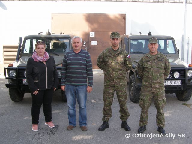 Odovzdávanie elektrických vysokozdvižných vozíkov a terénnych automobilov.