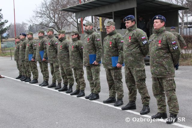 Slávnostný nástup v posádke Prešov pri príležitosti ocenenia profesionálnych vojakov pomáhajúcich pri odstraňovaní následkov prešovskej tragédie