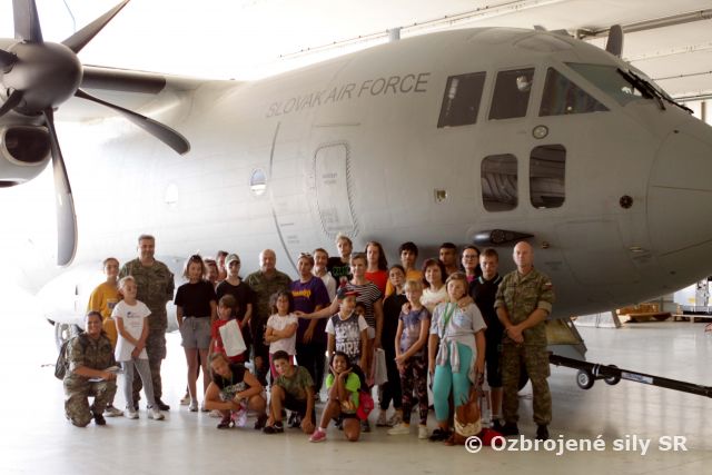 Deti z centra pre deti a rodiny v Pezinku na pôde dopravného krídla Kuchyňa