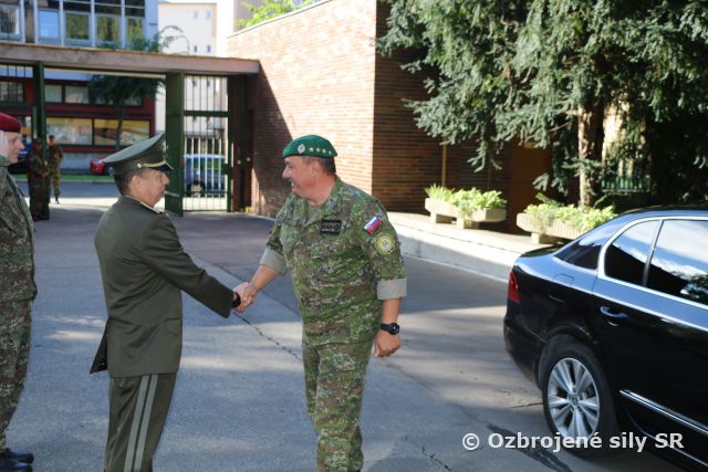 Prevzatie velenia pozemných síl