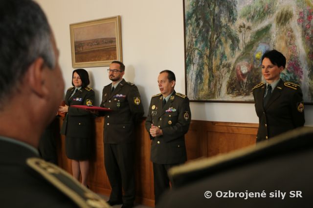 Slávnostná rozlúčka s odchádzajúcimi príslušníkmi pozemných síl