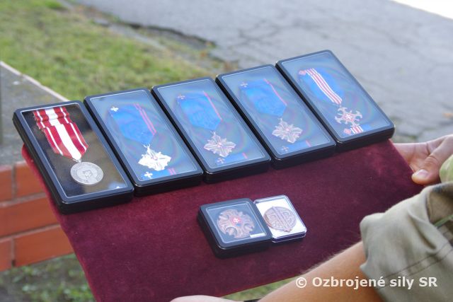 Slávnostný nástup práporu podpory velenia pri príležitosti 76. výročia SNP a 28. výročia Ústavy SR