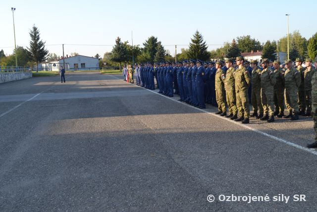 Slávnostný nástup vrtuľníkového krídla
