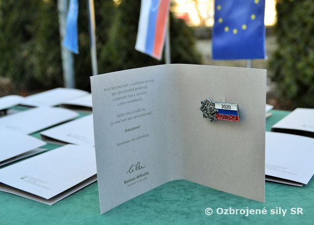 Odovzdanie odznakov a medailí príslušníkom a zamestnancom Veliteľstva 1.mb