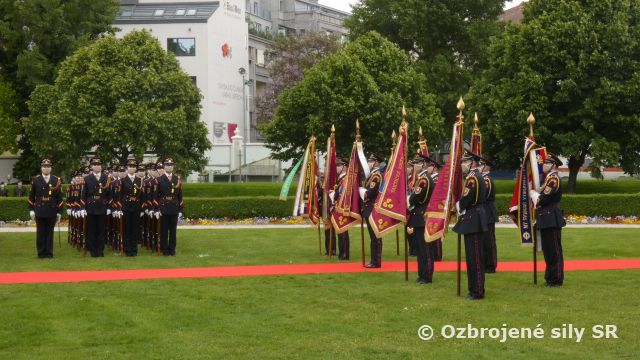 Slávnostné zapožičanie bojových zástav