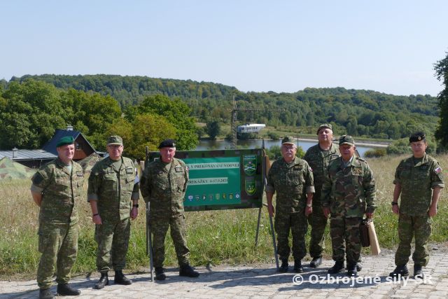 Ukážka pre generálov vo výsluhe vo výcviku v prekonávaní vodnej prekážky