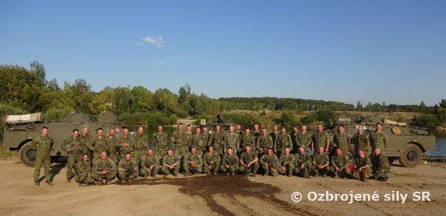 Výcvik v prekonávaní vodných prekážok vozidlom BRDM (Čln na kolesách)