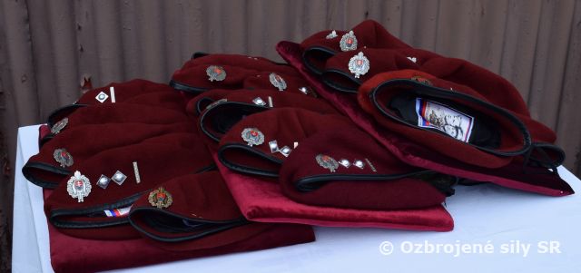 Odovzdávanie červených baretov