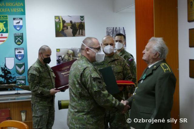 Slávnostný nástup pri príležitosti udelenia pamätnej medaily