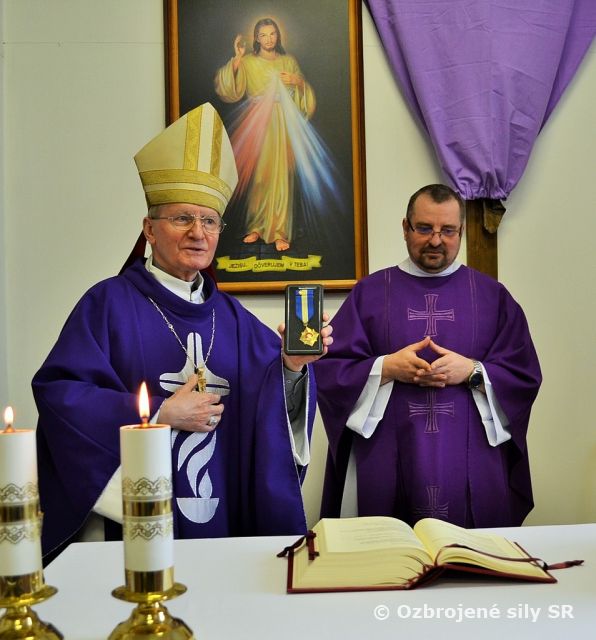Srdečné prijatie Mons. Františka Rábeka v priestoroch 1.mechanizovanej brigády