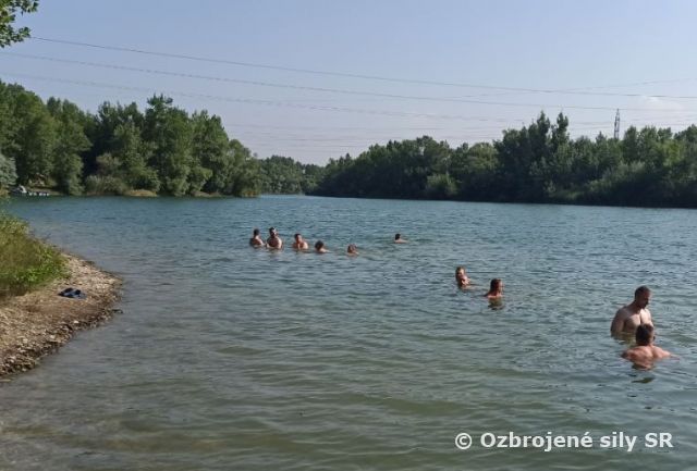 Výcvik strážnych čiat práporu vo vojensko-taktickom plávaní