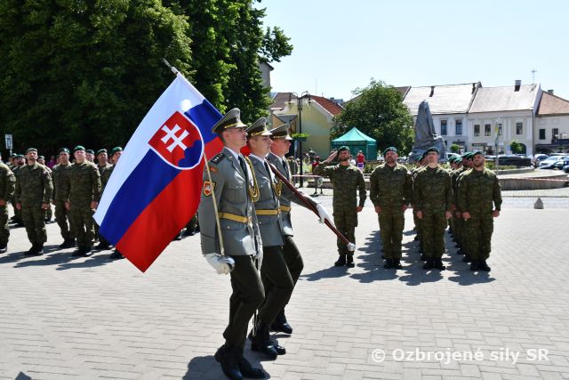 Slávnostný nástup pri príležitosti vyslania do operácie Predsunutá prítomnosť Lotyšsko