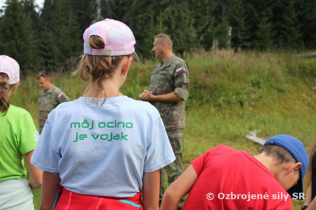 Profesionálni vojaci na letnom tábore