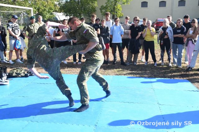 Stredoškoláci na návšteve u vojakov