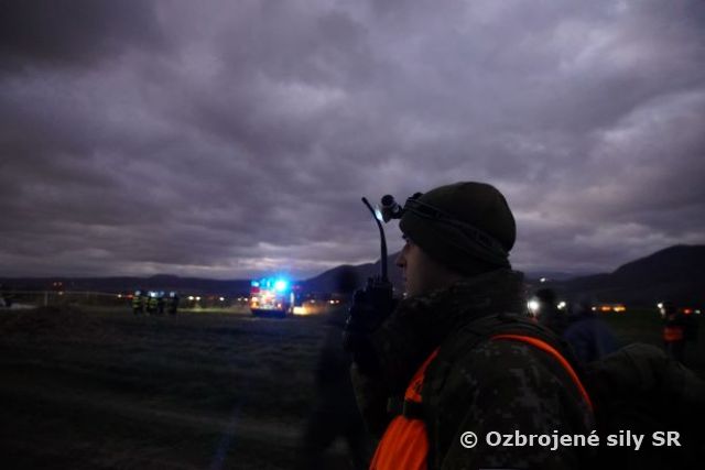 Nočný nácvik pozemnej a leteckej pátracej a záchrannej služby  51. krídla Prešov