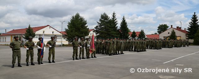 Slávnostný nástup príslušníkov 21. samohybného delostreleckého oddielu pri príležitosti prevzatia opravárenského stanu