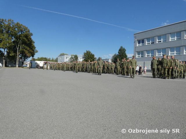 Nástup príslušníkov 81. krídla Sliač ku Dňu Ozbrojených síl SR
