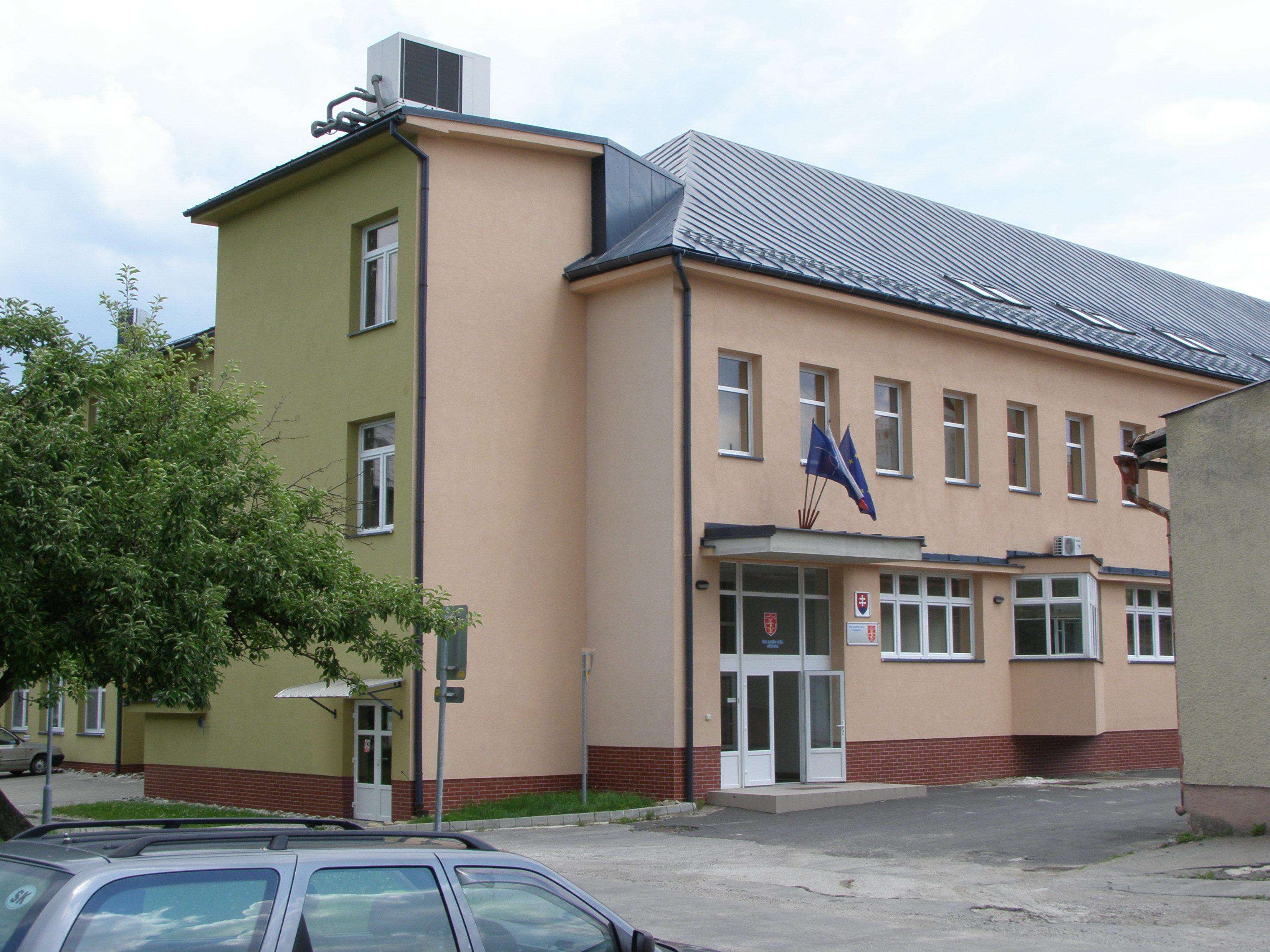 budova ÚHL RK  pod mrakom leto