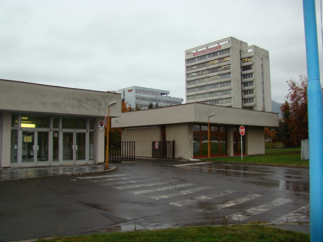 Hlavný vchod do areálu AOS