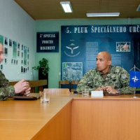 04 Walters navštívil 5. pluk