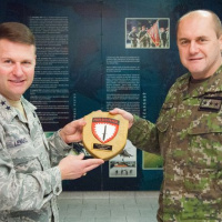 06 Žilinský 5. pluk navštívil šéf amerických špeciálov dislokovaných v Európe