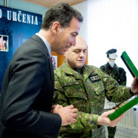 15 Veľvyslanec Adam Sterling: 