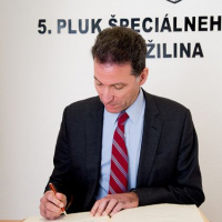 16 Veľvyslanec Adam Sterling: 