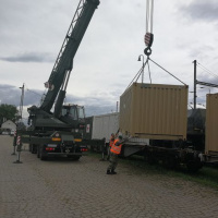 Nakládka kontajnerov na vlak v Martine