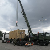 Nakládka kontajnerov na kamióny v Martine