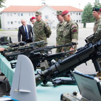 08 5. pluk navštívil šéf NSHQ