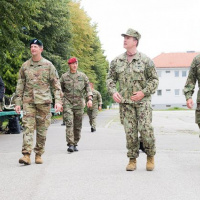 12 5. pluk navštívil šéf NSHQ