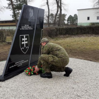 Príslušníci dopravného krídla odhalili pomník pri príležitosti 140. výročia narodenia generála Milana Rastislava Štefánika