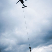 Z jastraba s padákom aj bez neho