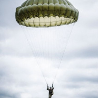 Z jastraba s padákom aj bez neho