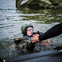 Z jastraba s padákom aj bez neho