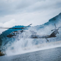 Z jastraba s padákom aj bez neho