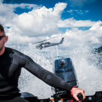 Z jastraba s padákom aj bez neho