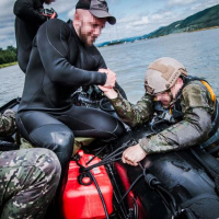 Z jastraba s padákom aj bez neho