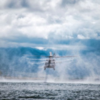 Z jastraba s padákom aj bez neho