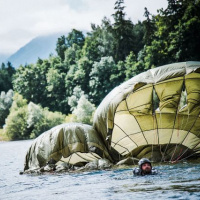 Z jastraba s padákom aj bez neho