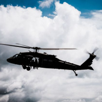 Z jastraba s padákom aj bez neho