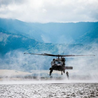 Z jastraba s padákom aj bez neho