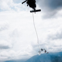 Z jastraba s padákom aj bez neho