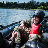 Z jastraba s padákom aj bez neho