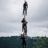 Z jastraba s padákom aj bez neho