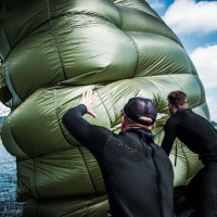 Z jastraba s padákom aj bez neho