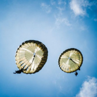 Z jastraba s padákom aj bez neho