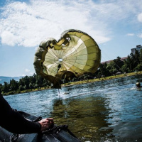 Z jastraba s padákom aj bez neho