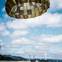 Z jastraba s padákom aj bez neho